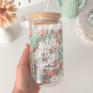 Taza de café helado cristiana Vaso de vidrio de 16 oz con versículos bíblicos Versículos bíblicos Regalos de Pascua para ella Regalos de cuidado personal Vaso personalizado Mateo