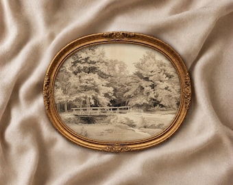 Könnte beinhalten: Ein ovaler, goldfarbener Rahmen mit verzierten Details umschließt eine monochrome Landschaftszeichnung. Das Kunstwerk zeigt eine Holzbrücke über einen kleinen Bach vor einer Kulisse aus dichten, belaubten Bäumen und einem hellen Himmel.