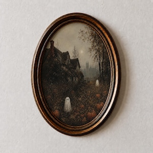 Könnte beinhalten: Ein ovales Wandbild mit einem dunklen, atmosphärischen Landschaftsgemälde, das ein Cottage und ein Kürbisfeld in der Abenddämmerung zeigt. Zwei kleine, weiße, lakenartige Geisterfiguren sind zwischen den Kürbissen und einer fernen Silhouette zu sehen.