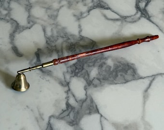 Apagavelas antiguo de madera y latón.