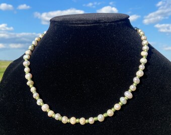 Süßwasserperle und grüne Perlen Halskette – Halskette mit weißer Perle und grünen Perlen | zierliches Schmuck-Geschenk