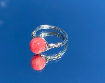 Ring aus rotem Quarzitdraht gewickelt