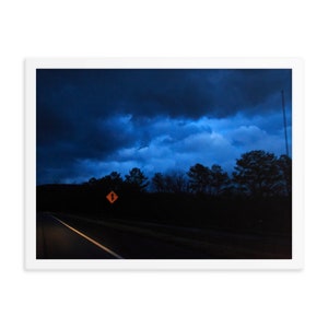 Gewitterwolken auf dem Landstraße I-65 in Alabama, Tornado-Wetter, dunkler Himmel, Abendlicht, bewölkt, Nachtfoto, gerahmtes Plakat
