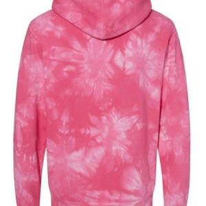 Puede incluir: Una sudadera con capucha de color rosa tie-dye con capucha blanca. La sudadera tiene un corte holgado y una sensaci&oacute;n suave y c&oacute;moda.
