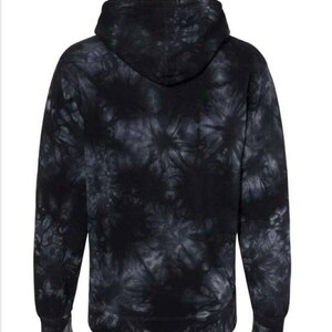 Puede incluir: Sudadera con capucha negra tie-dye con cord&oacute;n de ajuste. La sudadera tiene mangas largas y un bolsillo canguro.