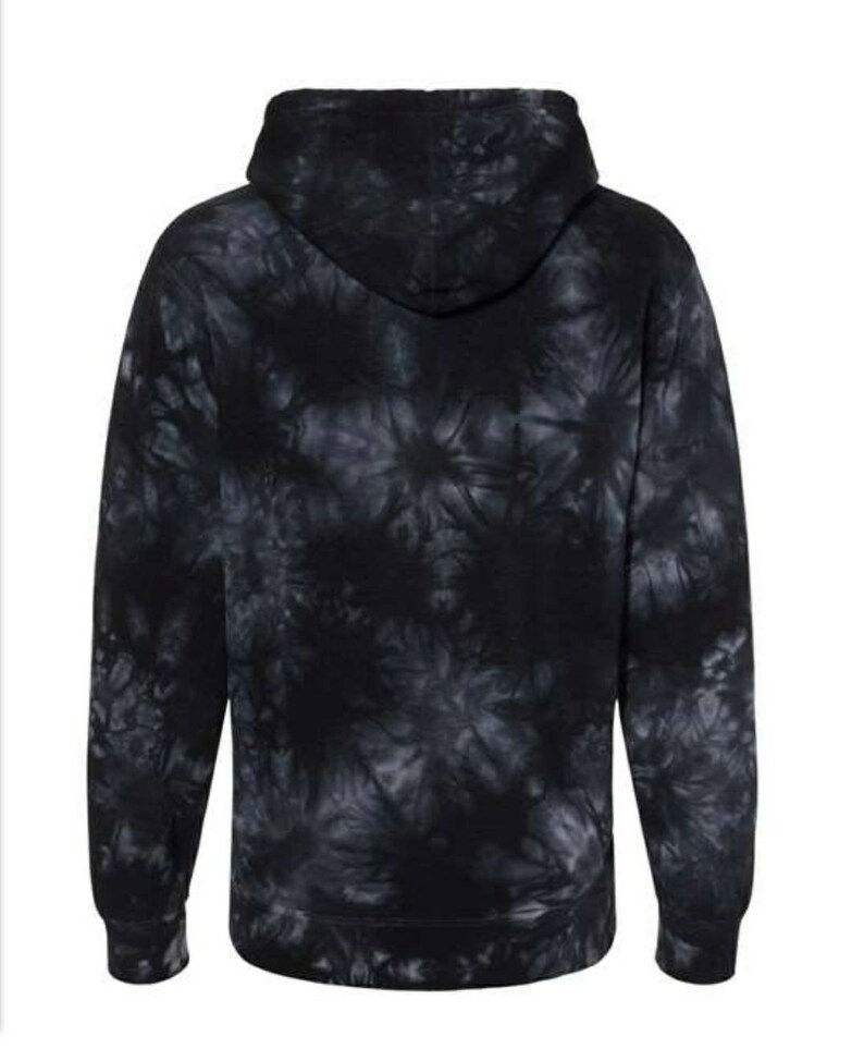 Puede incluir: Sudadera con capucha negra tie-dye con cord&oacute;n de ajuste. La sudadera tiene mangas largas y un bolsillo canguro.