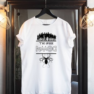 Het omgekeerde shirt |  Stranger tv-programma | Hawkins high school shirt | Tv-serie sweatshirts | Stranger tv-show t-shirts | Vreemdeling tshirt