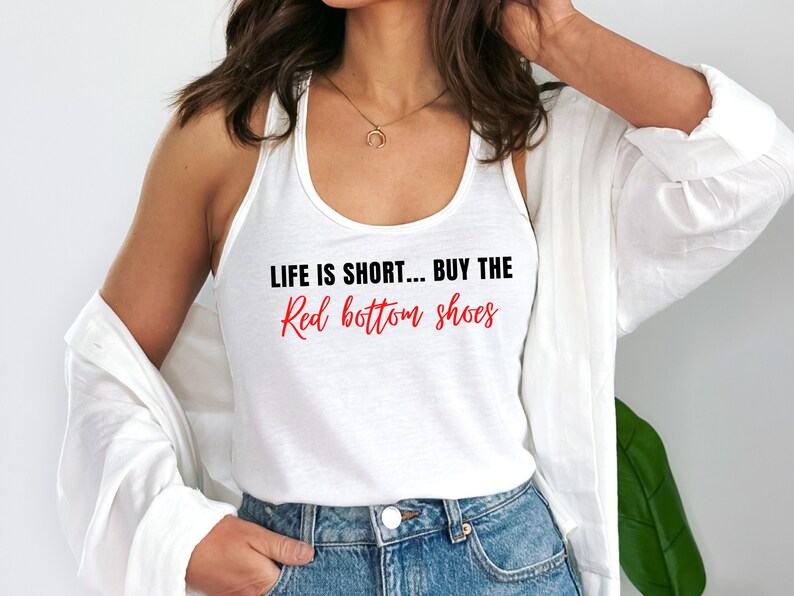 Pu&ograve; includere: Canotta bianca con la scritta "Life is short... Buy the Red bottom shoes" in lettere nere e rosse.