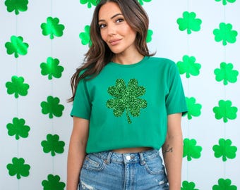 Camiseta de trébol brillante: Camisa irlandesa de la suerte del Día de San Patricio. Trébol de cuatro hojas brillante.
