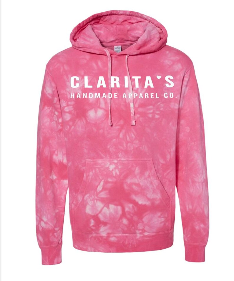 Puede incluir: Sudadera con capucha de color rosa tie-dye con texto blanco que dice "Clarita's Handmade Apparel Co."