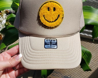 Otto Trucker-pet met smileygezicht: geborduurde Happy Face-patch