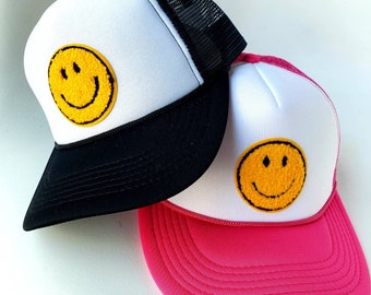 Truckerpet met smileygezicht: geborduurde of glitterpatch