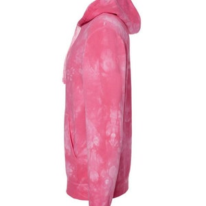 Puede incluir: Una sudadera con capucha rosa tie-dye con capucha con cord&oacute;n. La sudadera tiene un bolsillo canguro y mangas largas.