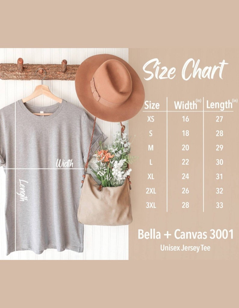 K&ouml;nnte beinhalten: Eine Gr&ouml;&szlig;entabelle f&uuml;r ein Unisex-Jersey-T-Shirt, die die Breite und L&auml;nge in Zoll f&uuml;r die Gr&ouml;&szlig;en XS bis 3XL zeigt. Die Tabelle wird auf einem wei&szlig;en Hintergrund mit einem grauen T-Shirt angezeigt, das an einem Holzast h&auml;ngt, einem braunen Hut und einer braunen Tasche mit Blumen.
