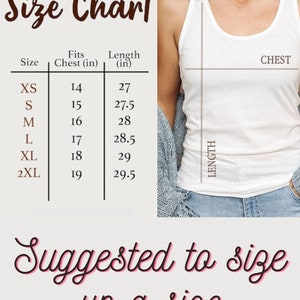 K&ouml;nnte beinhalten: Gr&ouml;&szlig;entabelle f&uuml;r ein Tanktop mit Ma&szlig;en in Zoll f&uuml;r Brustumfang und L&auml;nge. Die Tabelle zeigt die Gr&ouml;&szlig;en XS bis 2XL mit den entsprechenden Brust- und L&auml;ngenma&szlig;en. Der Text "Suggested to size up a size" ist ebenfalls enthalten.