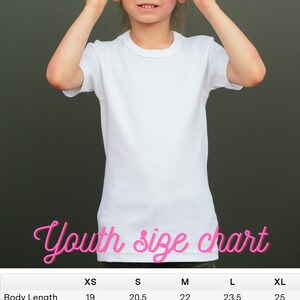 Puede incluir: Tabla de tallas para ni&ntilde;os para una camiseta blanca con medidas en pulgadas para las tallas XS, S, M, L y XL. La tabla muestra la longitud del cuerpo, el ancho del cuerpo y la longitud de la manga.