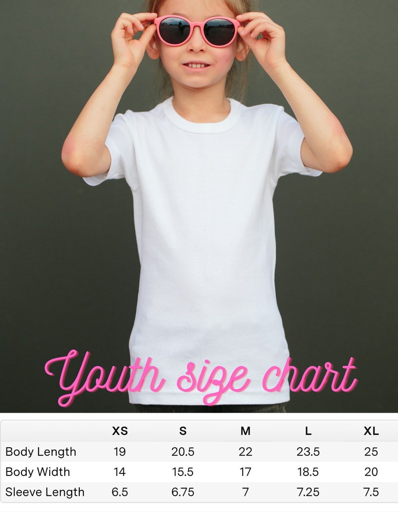 Puede incluir: Tabla de tallas para ni&ntilde;os para una camiseta blanca con medidas en pulgadas para las tallas XS, S, M, L y XL. La tabla muestra la longitud del cuerpo, el ancho del cuerpo y la longitud de la manga.