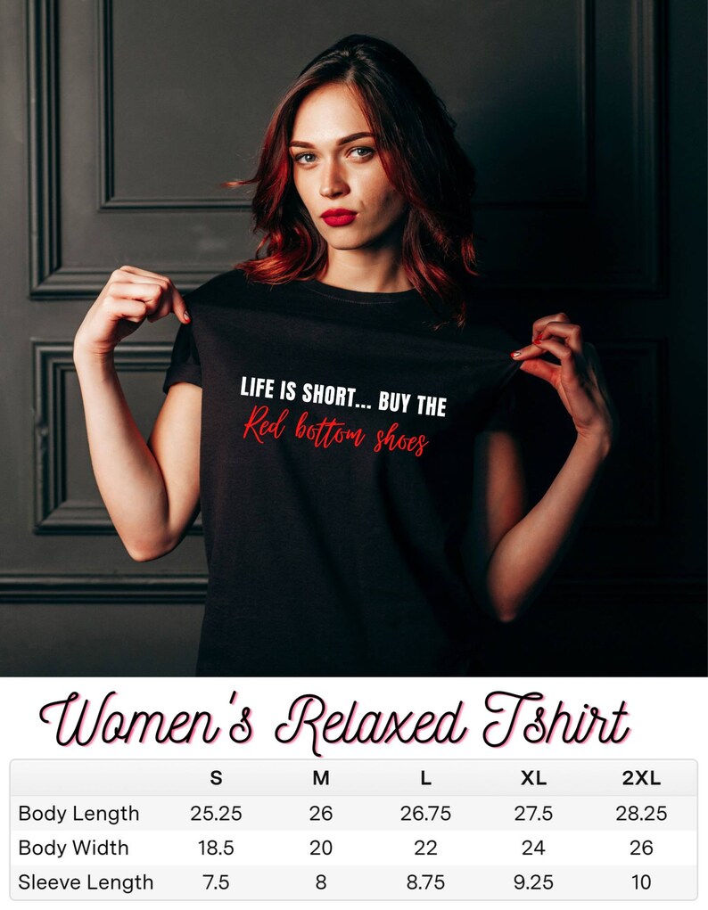 Pu&ograve; includere: Maglietta nera a taglio rilassato con la scritta "LIFE IS SHORT... BUY THE Red bottom shoes" stampata in rosso sul davanti. Tabella delle taglie con misure in pollici per S, M, L, XL e 2XL.