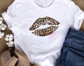 Camiseta con estampado de leopardo y labios: camiseta gráfica "XOXO Kiss"