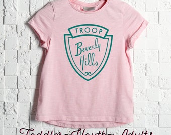 Troop de Beverly Hills | Youth Troop - T-shirt pour tout-petits | Nous n'avons pas besoin de patchs puants | Rose et vert | Chemise californienne, film des années 80
