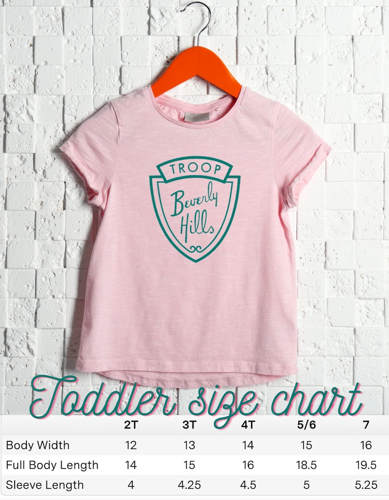 Puede incluir: Camiseta rosa para ni&ntilde;o peque&ntilde;o con un logotipo verde y blanco que dice "TROOP Beverly Hills". La camiseta tiene una tabla de tallas con medidas en pulgadas para las tallas 2T, 3T, 4T, 5/6 y 7.