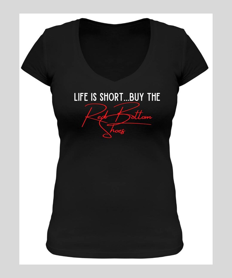 K&ouml;nnte beinhalten: Schwarzes T-Shirt mit V-Ausschnitt und dem Text "LIFE IS SHORT...BUY THE Red Bottom Shoes" in wei&szlig;er und roter Schrift.