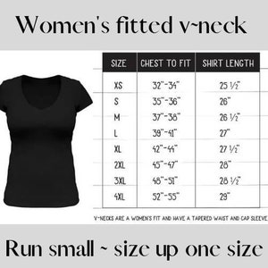K&ouml;nnte beinhalten: Gr&ouml;&szlig;entabelle f&uuml;r ein tailliertes V-Neck-Shirt. Die Tabelle zeigt Brustma&szlig;e in Zoll von 32 bis 55 Zoll und Shirtl&auml;ngen in Zoll von 25 1/2 bis 29 Zoll. Die Tabelle enth&auml;lt auch den Text "Run small ~ size up one size".