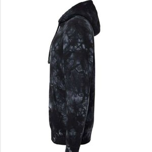Puede incluir: Sudadera con capucha negra tie-dye con cord&oacute;n.