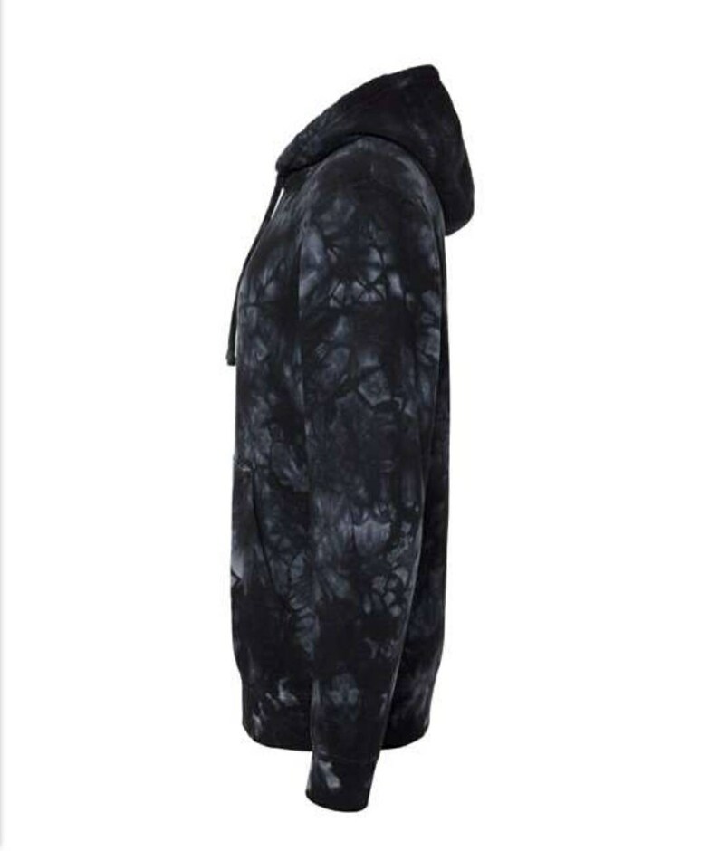 Puede incluir: Sudadera con capucha negra tie-dye con cord&oacute;n.