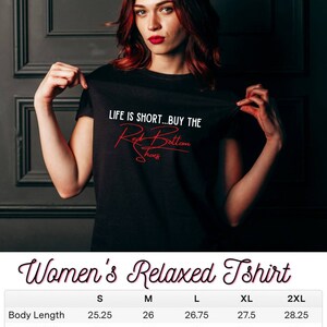 K&ouml;nnte beinhalten: Schwarzes T-Shirt in lockerer Passform mit dem Text "Life is short...buy the Red Bottom Shoes" in roten Buchstaben. Gr&ouml;&szlig;entabelle mit Ma&szlig;en in Zoll f&uuml;r die Gr&ouml;&szlig;en S, M, L, XL und 2XL.