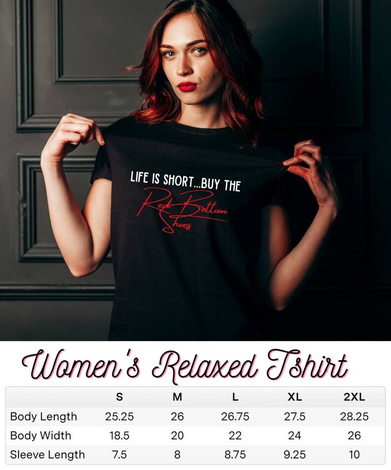 K&ouml;nnte beinhalten: Schwarzes T-Shirt in lockerer Passform mit dem Text "Life is short...buy the Red Bottom Shoes" in roten Buchstaben. Gr&ouml;&szlig;entabelle mit Ma&szlig;en in Zoll f&uuml;r die Gr&ouml;&szlig;en S, M, L, XL und 2XL.