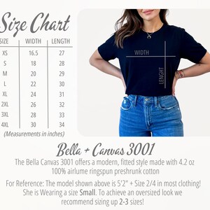 Pu&ograve; includere: Tabella delle taglie per le t-shirt Bella + Canvas 3001, che mostra le misure di larghezza e lunghezza in pollici per le taglie XS a 4XL. La tabella include una foto di un modello che indossa una t-shirt nera.