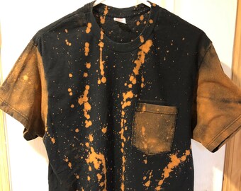 Gebleichtes T-Shirt mit Tasche