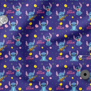 Pu&ograve; includere: Un tessuto viola con un motivo ripetuto di Stitch di Lilo & Stitch che suona l'ukulele. Lo sfondo &egrave; pieno di pois gialli e rosa e stelle.