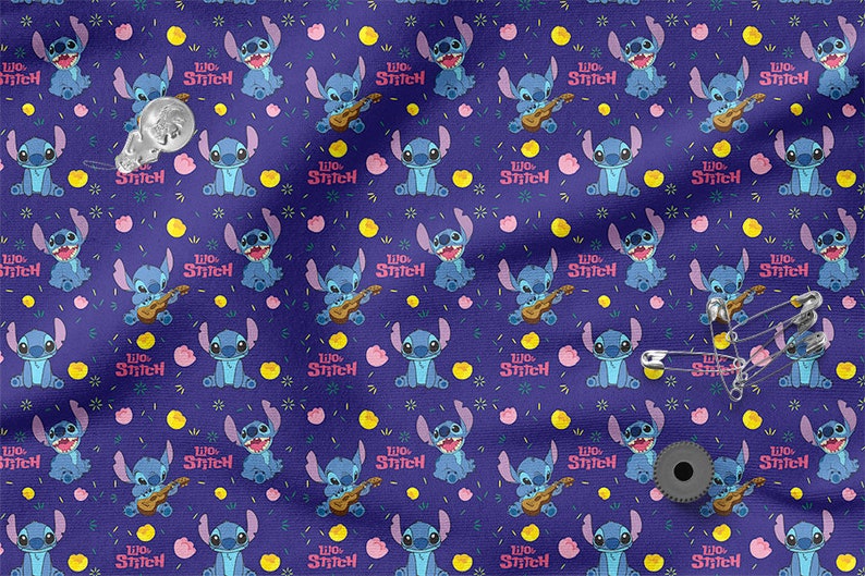 Pu&ograve; includere: Un tessuto viola con un motivo ripetuto di Stitch di Lilo & Stitch che suona l'ukulele. Lo sfondo &egrave; pieno di pois gialli e rosa e stelle.