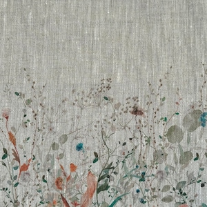 Puede incluir: Un fondo de tela de lino gris con un patrón floral de varios tonos de azul, verde, naranja y rojo.