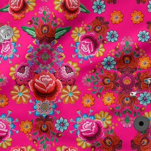 Peut inclure: Tissu rose vif avec un motif floral répété en rouge, orange, bleu et vert. Le motif comprend de grandes roses et de plus petits groupes de fleurs. Des accessoires de couture, dont un dé à coudre et des épingles de sûreté, sont dispersés sur le tissu.