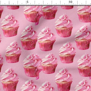 Può includere: Motivo di cupcake rosa e bianchi su uno sfondo rosa. I cupcake hanno glassa rosa e sono decorati con codette bianche.