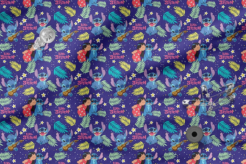 Pu&ograve; includere: Un tessuto viola con un motivo ripetuto di Stitch e Lilo del film Disney Lilo & Stitch. Il motivo include Stitch che tiene un ukulele, Lilo che indossa una collana di fiori e foglie tropicali. Il testo "Ohana significa famiglia" &egrave; ripetuto in tutto il motivo.