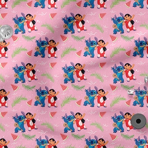 Pu&ograve; includere: Tessuto rosa con un motivo ripetuto di Stitch e Angel di Lilo & Stitch. I personaggi sono blu e rossi e suonano l'ukulele. Sullo sfondo ci sono foglie di palma verdi e fette di anguria.