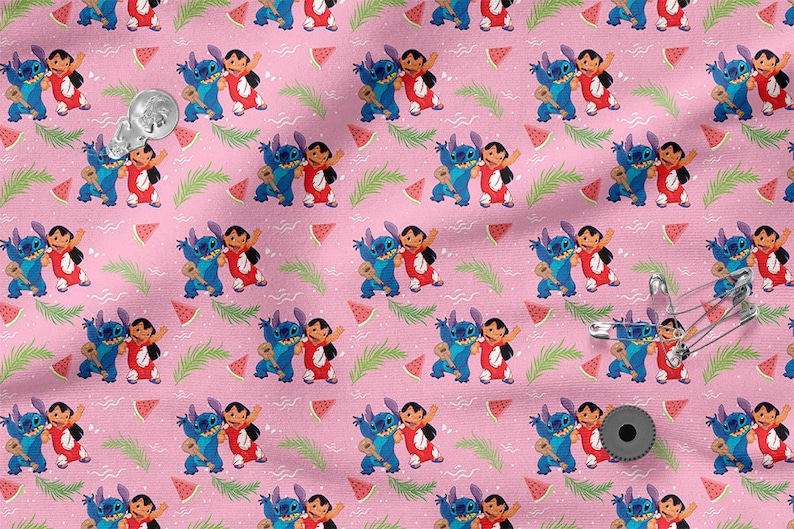 Pu&ograve; includere: Tessuto rosa con un motivo ripetuto di Stitch e Angel di Lilo & Stitch. I personaggi sono blu e rossi e suonano l'ukulele. Sullo sfondo ci sono foglie di palma verdi e fette di anguria.