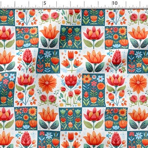 Könnte beinhalten: Ein weißer Stoff mit einem sich wiederholenden Muster aus bunten Blumen in einem Patchwork-Design. Die Blumen sind orange, rot, gelb und blau. Der Hintergrund ist weiß.