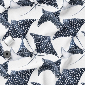 Peut inclure: Un motif sans couture représentant des raies pastenagues bleues et blanches tachetées sur un fond blanc.