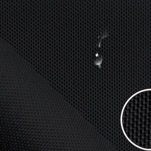 Könnte beinhalten: Nahaufnahme eines schwarzen Stoffes mit einem strukturierten, gewebten Muster. Wassertropfen sind auf der Oberfläche sichtbar, was die wasserabweisenden Eigenschaften des Stoffes demonstriert.