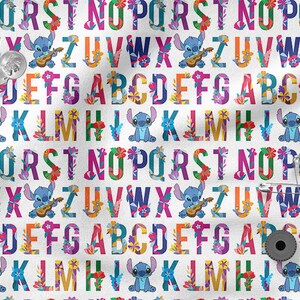 Pu&ograve; includere: Un tessuto bianco con un motivo ripetitivo di lettere colorate, fiori e un personaggio dei cartoni animati blu che suona l'ukulele. Le lettere sono in un arcobaleno di colori e i fiori sono rosa, gialli e viola. Il personaggio dei cartoni animati &egrave; Stitch del film Disney Lilo & Stitch.