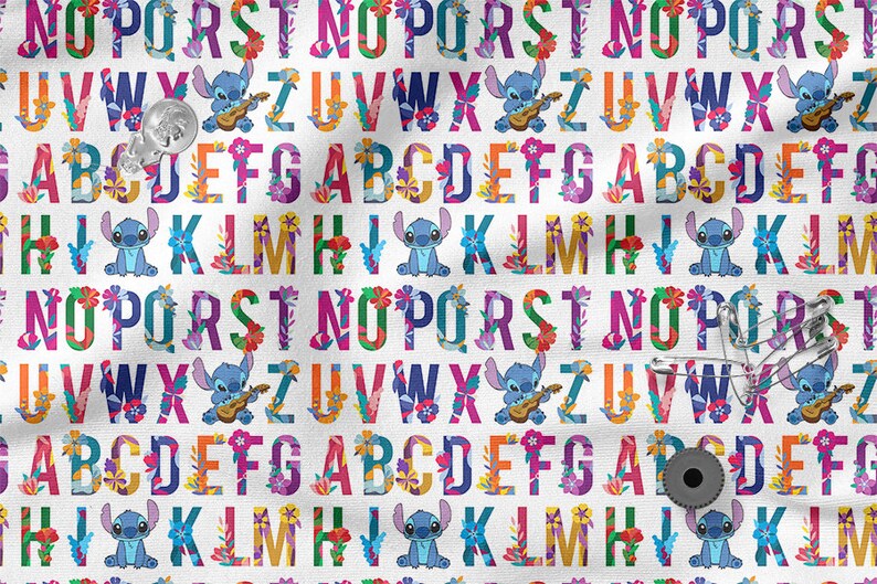 Pu&ograve; includere: Un tessuto bianco con un motivo ripetitivo di lettere colorate, fiori e un personaggio dei cartoni animati blu che suona l'ukulele. Le lettere sono in un arcobaleno di colori e i fiori sono rosa, gialli e viola. Il personaggio dei cartoni animati &egrave; Stitch del film Disney Lilo & Stitch.