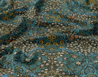 Op de afbeelding: Een herhalend patroon van gestileerde bloemen en bladeren in tinten blauw, groen, geel en bruin op een donkergroene achtergrond.