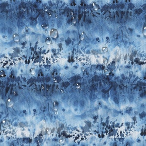 Puede incluir: Fondo abstracto de acuarela en tonos azules con acentos blancos. El fondo est&aacute; cubierto de gotas de agua.