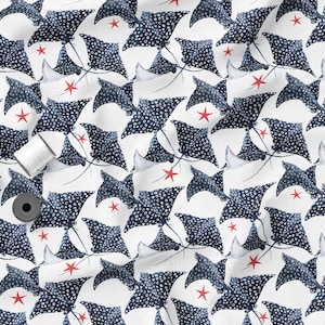 Może przedstawiać: Biała tkanina z powtarzającym się wzorem niebieskich płaszczek z białymi plamkami i czerwonymi gwiazdami. Płaszczki są ułożone w przesunięty wzór.