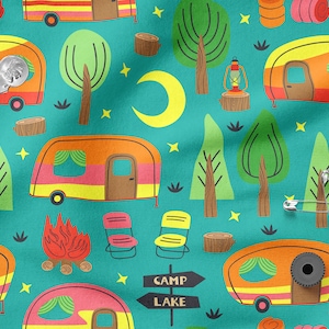 Pode incluir: Um fundo azul turquesa com um padrão repetido de autocaravanas coloridas, árvores, estrelas, uma lua crescente, fogueiras e uma placa que diz "Camp Lake".